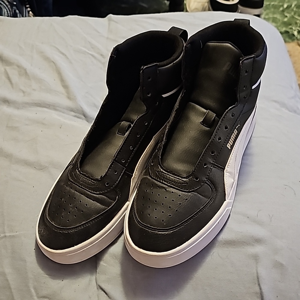 Mens U.S. Size 10 Black, White, and Gold Pumas [No Laces]